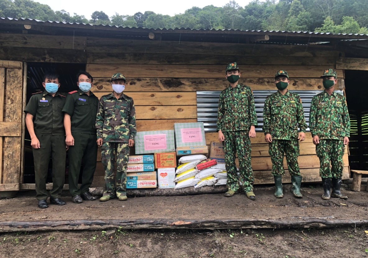 Hỗ trợ thực phẩm và vật chất phòng, chống Covid-19 cho Lào